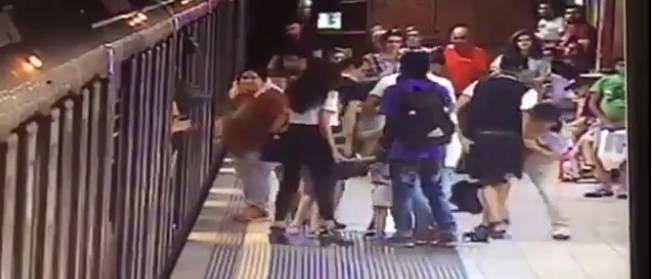 Milano, i passeggeri della metropolitana catturano un borseggiatore