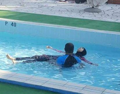In piscina col burkini, è rivolta: "Non vogliamo gli islamici"