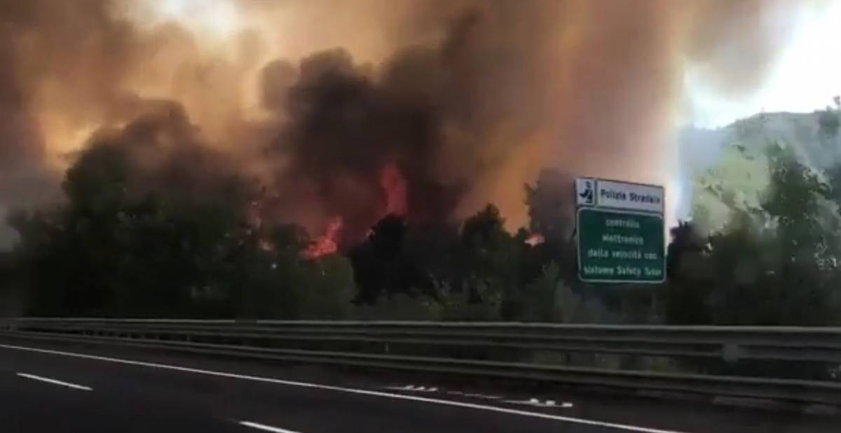 Emergenza incendi a Roma, fiamme altissime costeggiano l'A1