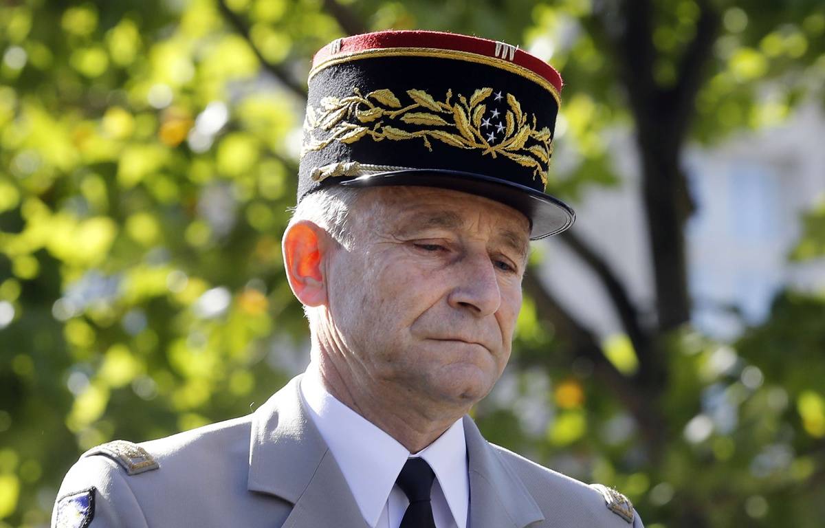 Giù il kepì e gli applausi dei soldati al generale che ha sfidato Macron