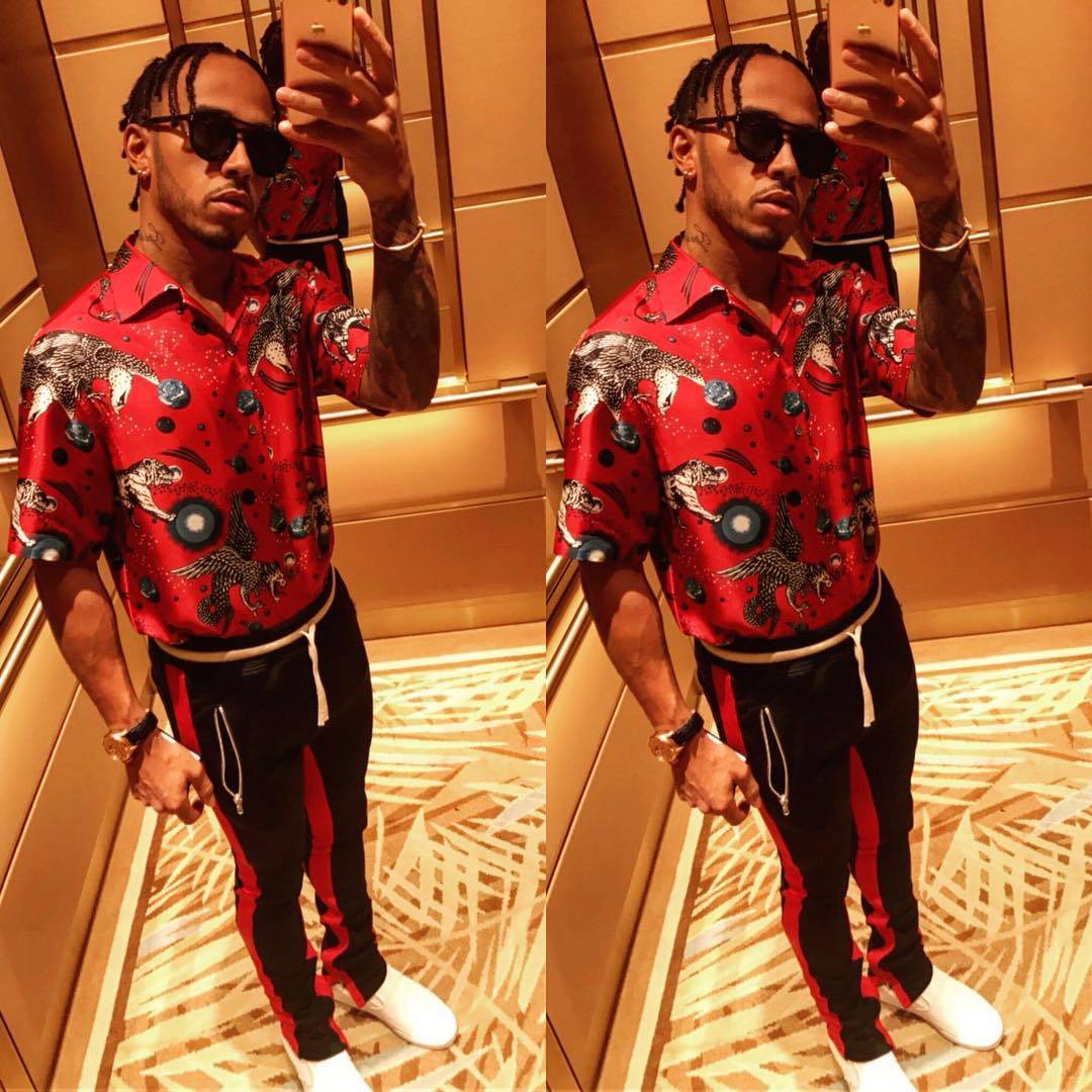 Hamilton sfoggia un nuovo look: selfie e post su Instagram