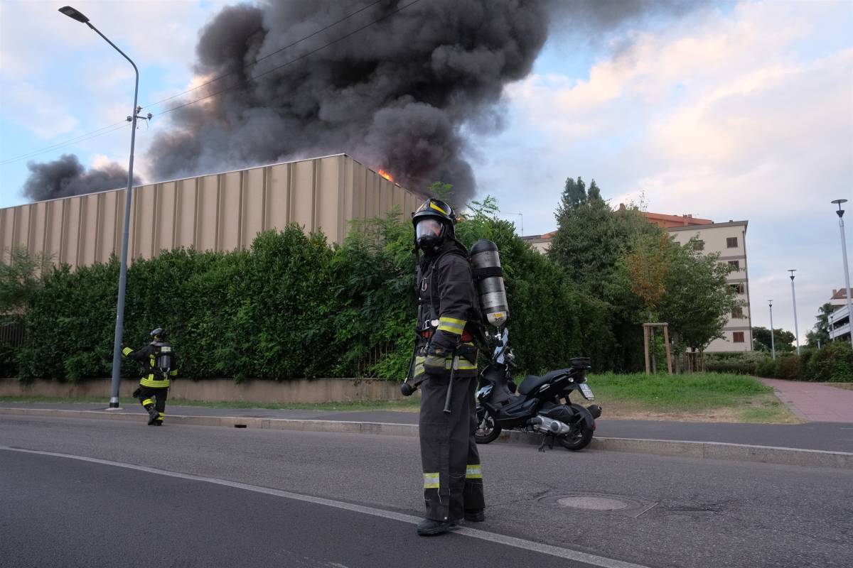 Brucia deposito di rifiuti: evacuato un palazzo a Milano