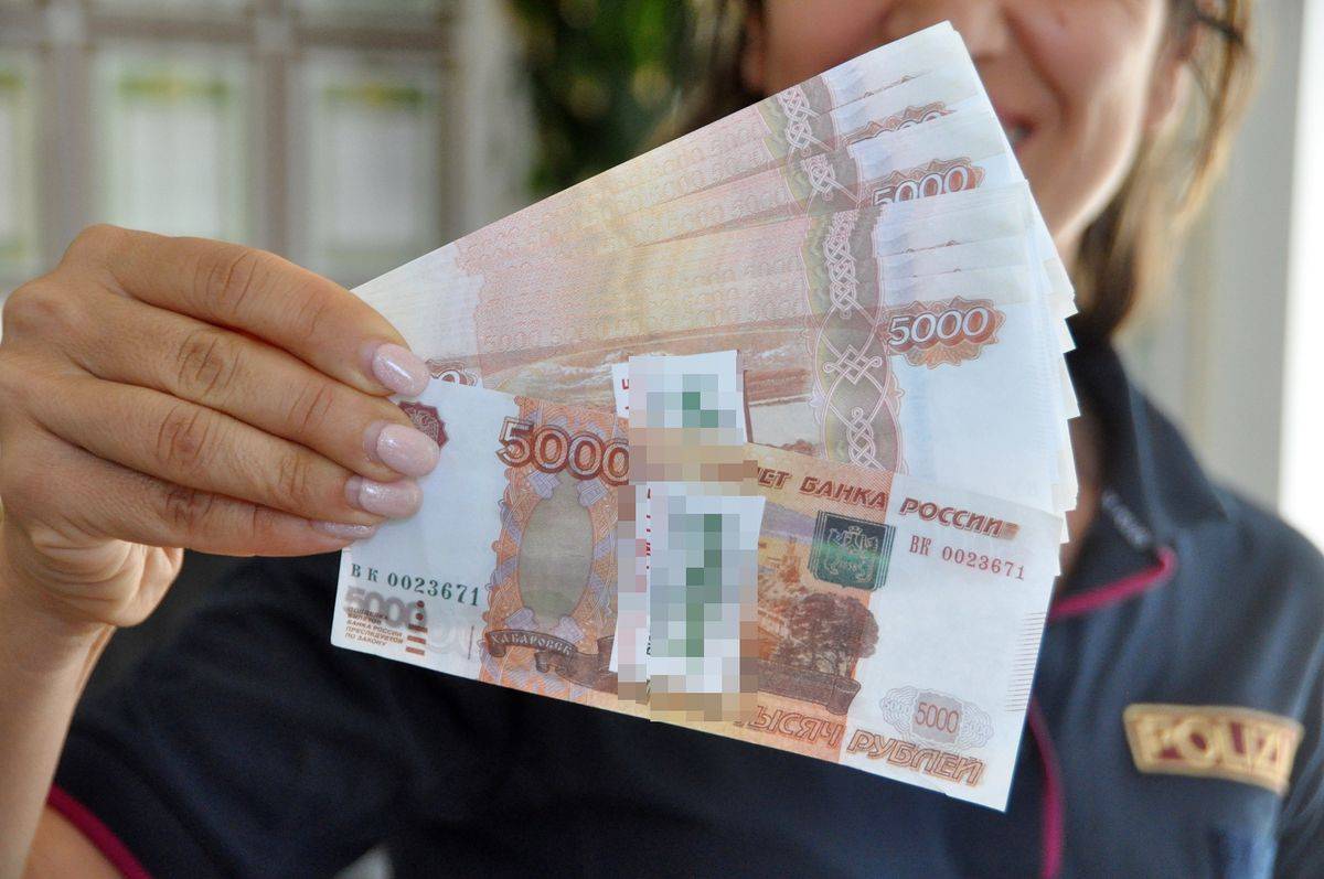 Al posto dei rubli, biglietti da visita: uomo d'affari russo truffato per 100 mila euro