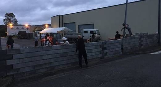 Francia, residenti murano un hotel per impedire l'arrivo di 85 migranti