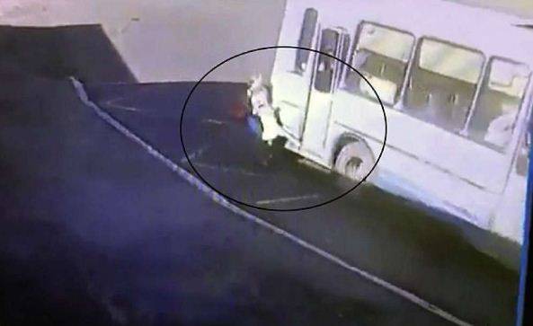Russia, rimane incastrata nella porta del bus. Bambina trascinata per 20 metri