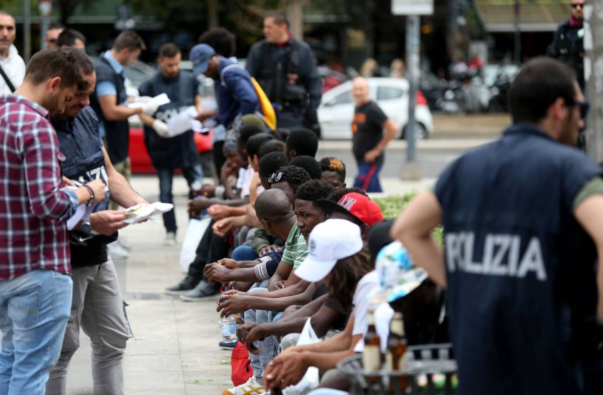 Centrale, retata di immigrati. In cento portati in questura