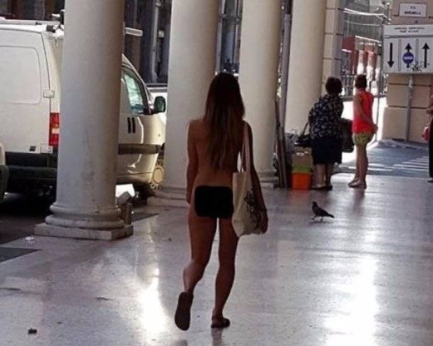 Bologna, il mistero della ragazza che gira nuda per strada