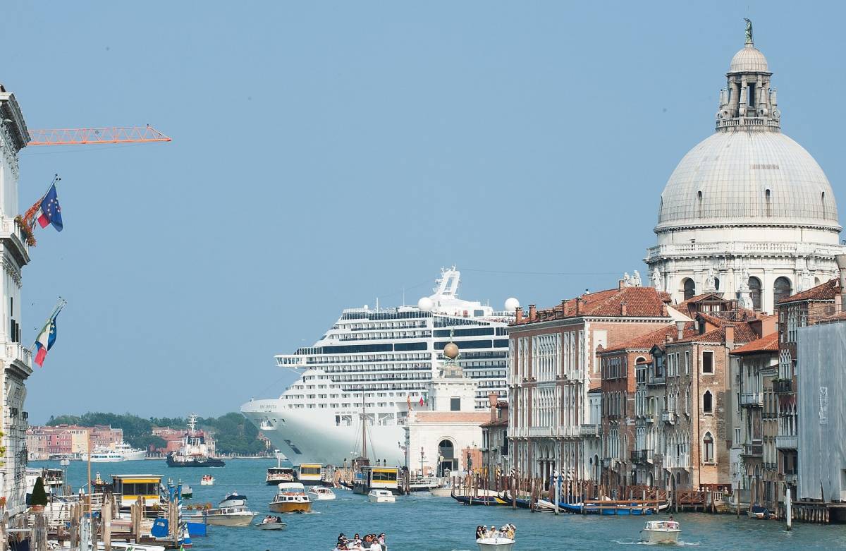 Guardian: "Venezia, navi da crociera inquinano, portatevi la mascherina"