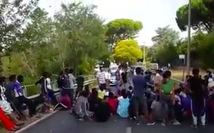 Migranti ai Castelli Romani, blocco stradale e bomba carta