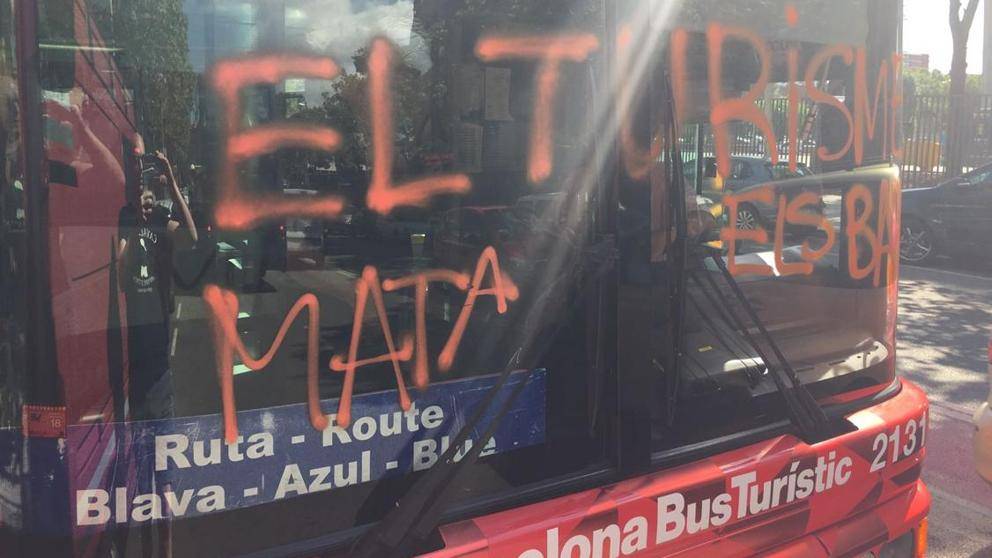 Barcellona, ultima follia dell'estrema sinistra: assaltare i bus turistici