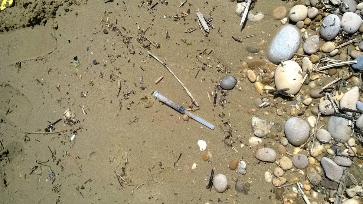 Pisa, bimba punta da una siringa in spiaggia: prelievi per sei mesi
