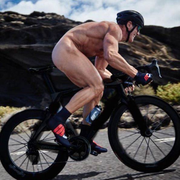 L'ex ciclista Mario Cipollini nudo in bicicletta