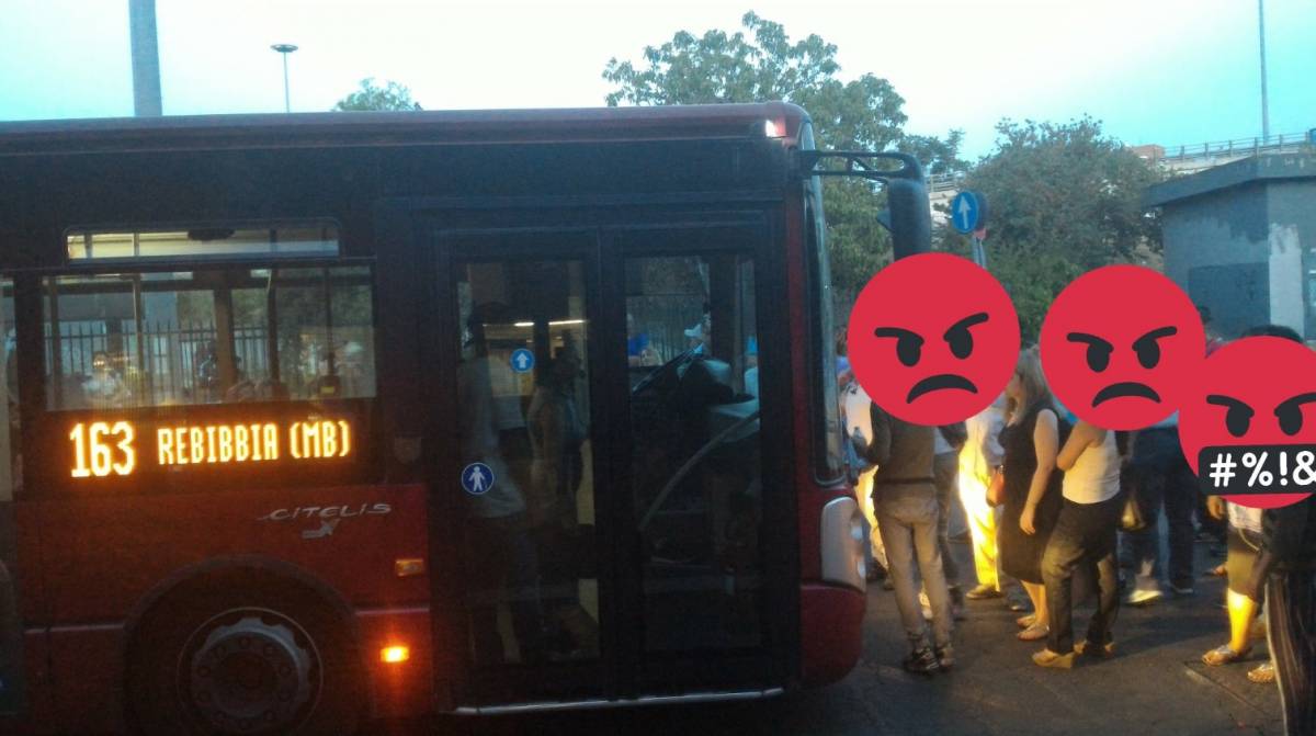 Roma, due ore d'attesa: passeggeri esasperati bloccano un altro autobus