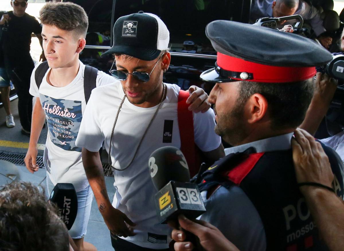 Neymar sbarca a Parigi:  ​"Non sono qui per soldi"