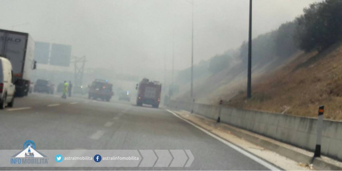 Maxi incendio a Roma: evacuate 40 abitazioni Chiusa l'autostrada