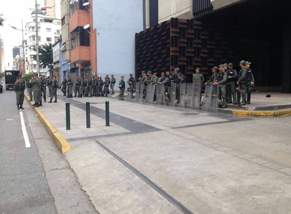 Venezuela, militari assediano la procura generale