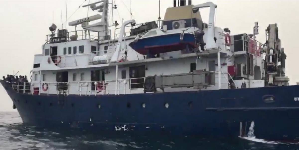 Avaria per la nave anti-migranti: "Missione prosegue"