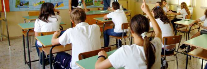 A Rimini la preside vieta jeans strappati e ciabatte a scuola