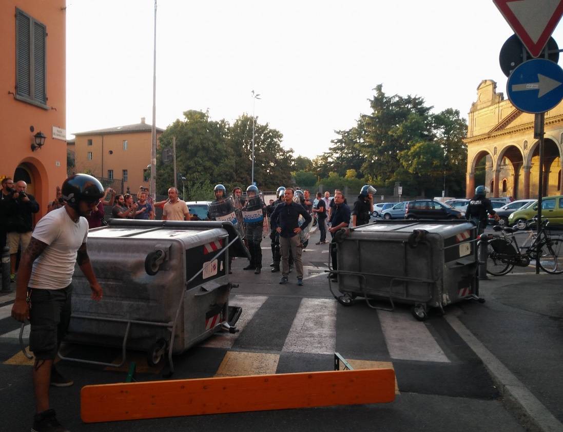 Bologna, centro sociale sgomberato: scontri con la polizia