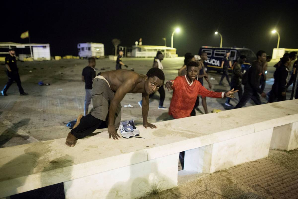 Ceuta, migranti di corsa tra le macchine per superare il confine