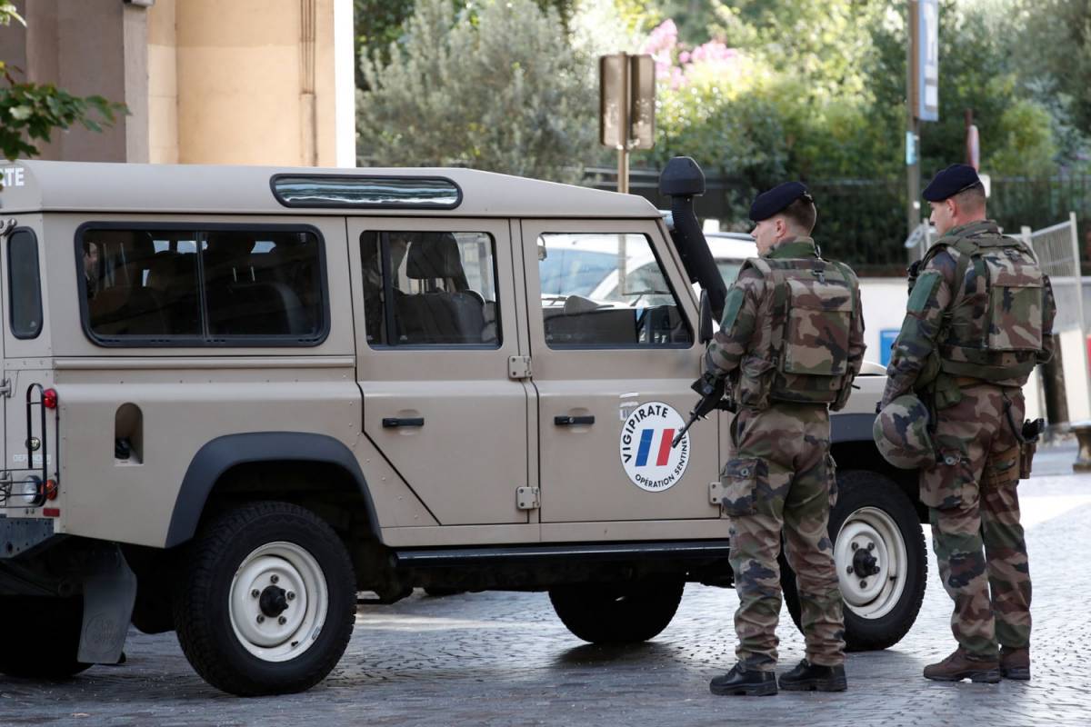 Parigi, trovato esplosivo: si indaga per terrorismo