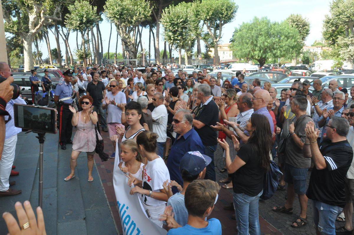 Ventimiglia, protesta per nuovo centro d'accoglienza: lavori sospesi