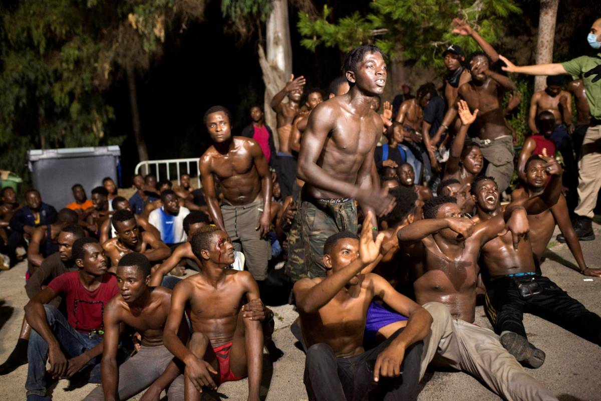 Ceuta, 700 migranti assaltano il muro