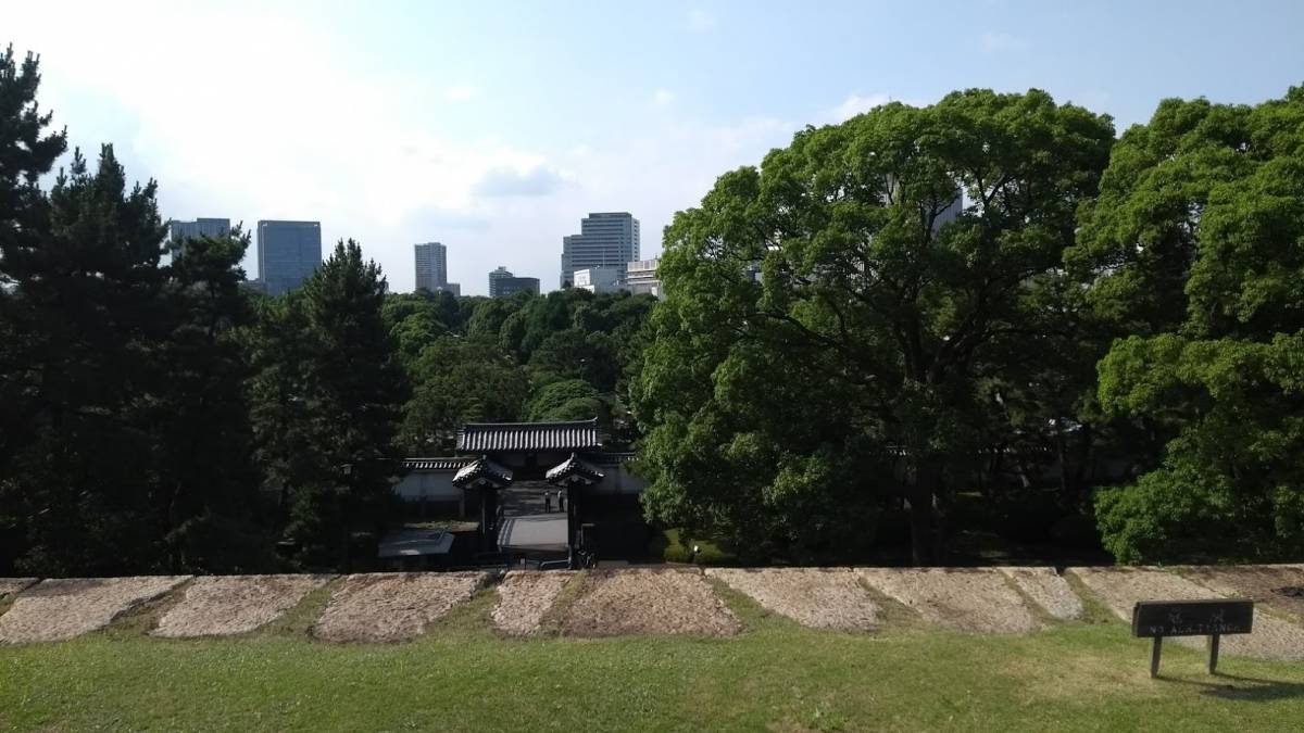 Torri, fossati e giardini: nel Palazzo Imperiale (che non c'è) a Tokyo