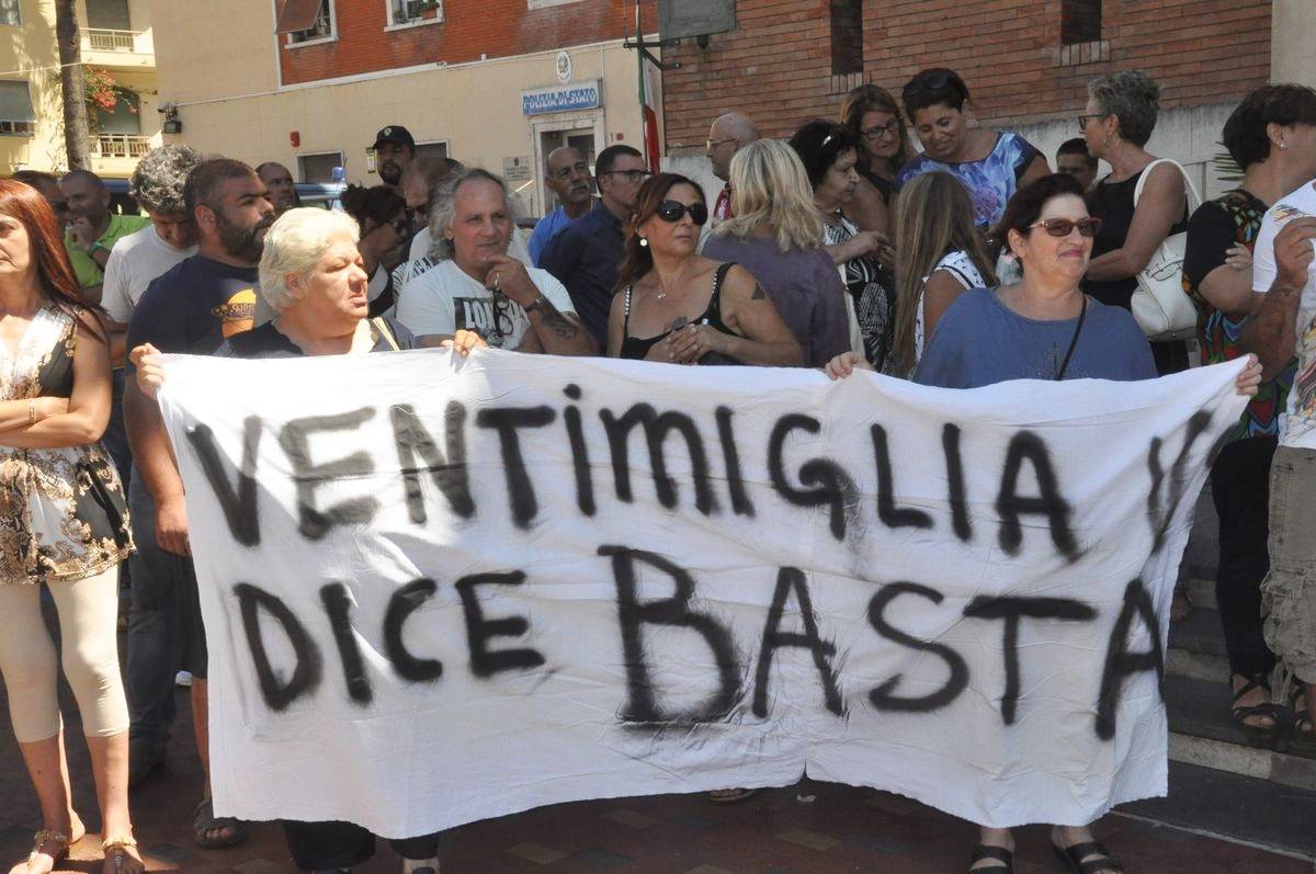 Ventimiglia, manifestazione contro il bivacco dei migranti