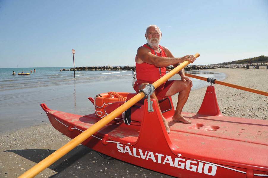 Il bagnino più anziano d'Italia è ancora in spiaggia