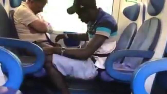 Ecco come il migrante prova a derubare un uomo sul treno