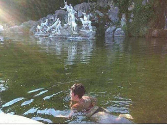 Reggia di Caserta, turista fa il bagno nella fontana in slip e reggiseno
