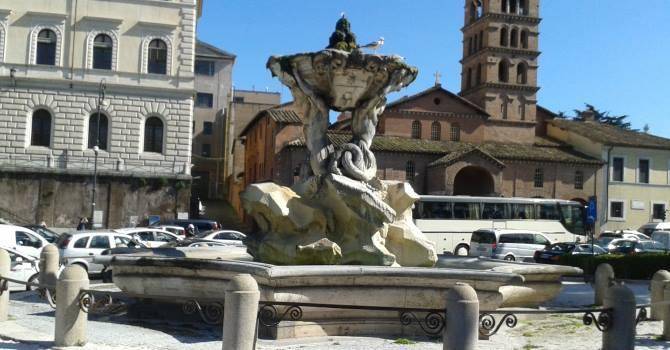 Fontana dei Tritoni a Roma usata per scaricare olio del motore