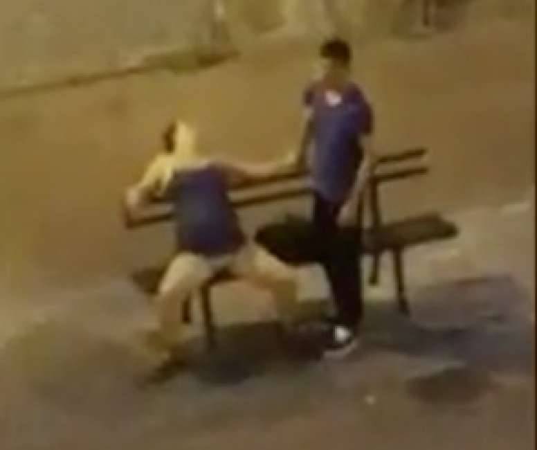 Genova, sesso in strada: i passanti filmano tutto