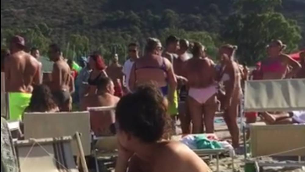 I bagnanti salvano un ambulante aggredito dai turisti a Cagliari