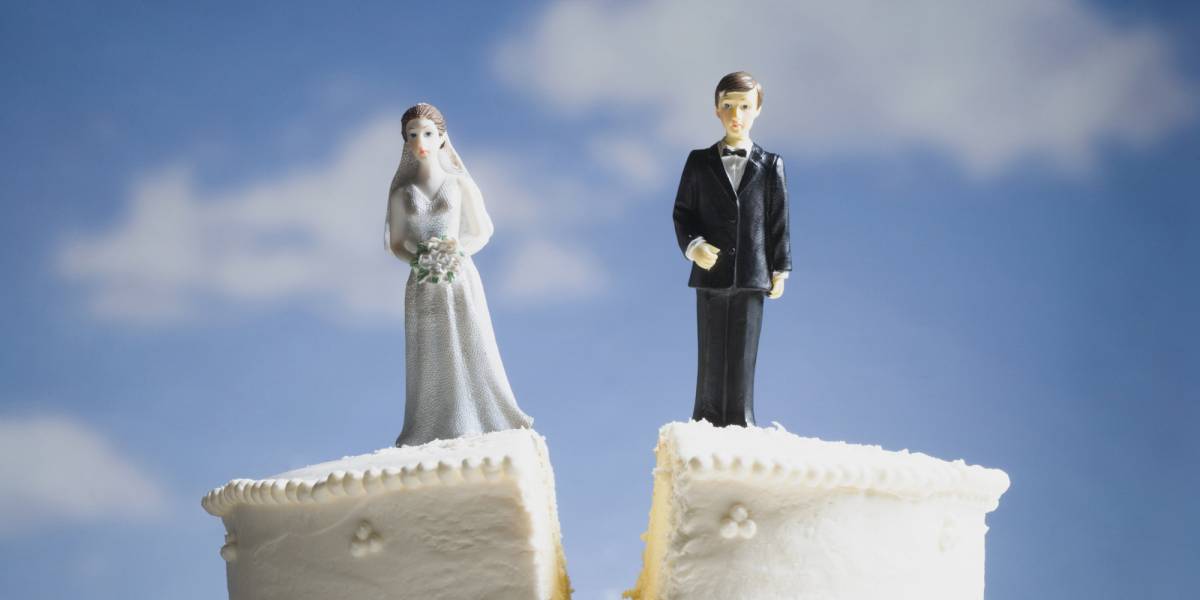 Ancora sposata a 16 anni dal divorzio: saltano le nuove nozze