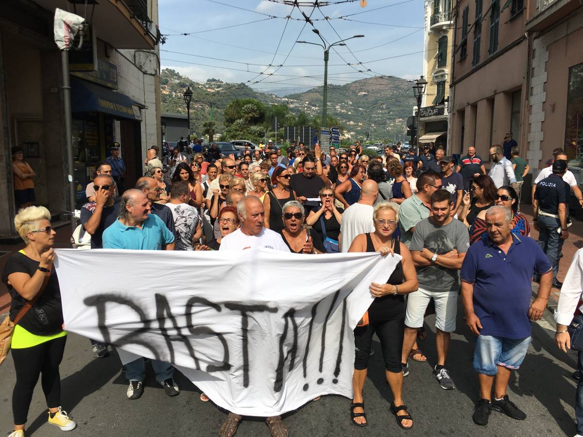 Ventimiglia in piazza: "Basta immigrati qui"