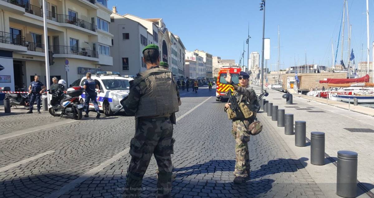 Furgone contro fermate bus: "Un morto a Marsiglia"