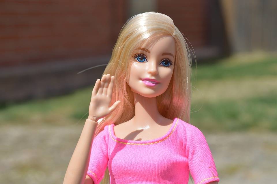 Barbie è figlia di un’eroina emancipata. Come si può pretendere che metta il velo?