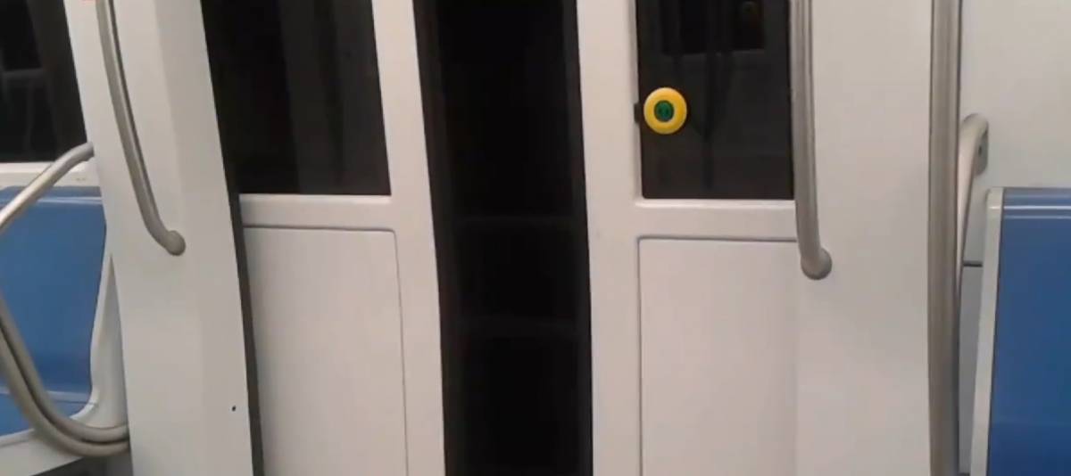 Roma, un treno della metro B viaggia con le porte aperte