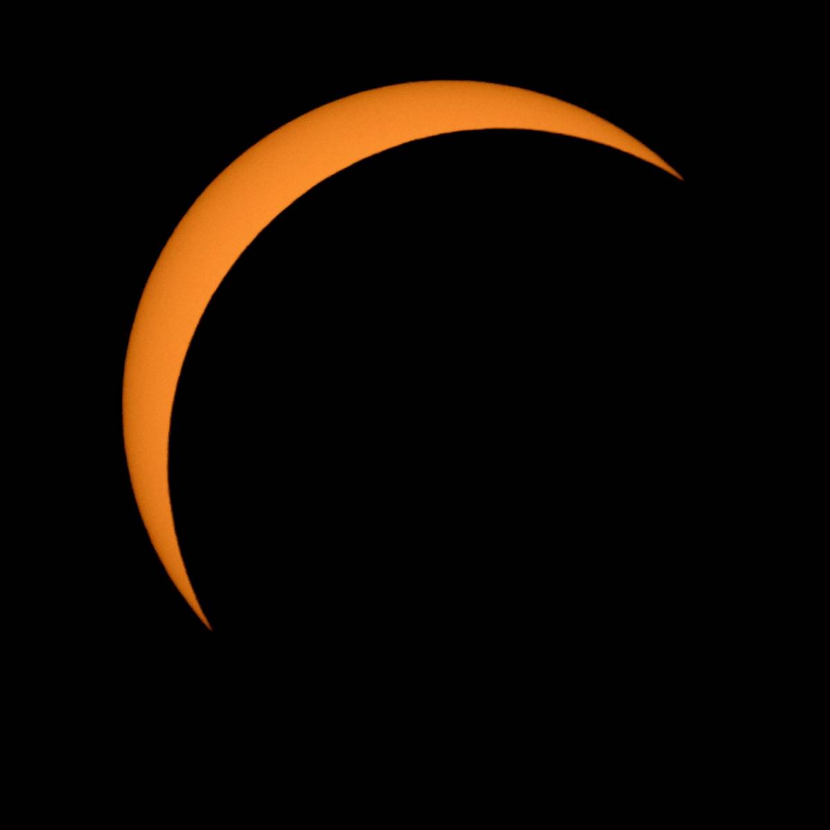 Occhi al cielo per l'eclissi solare ibrida: ecco che cos'è