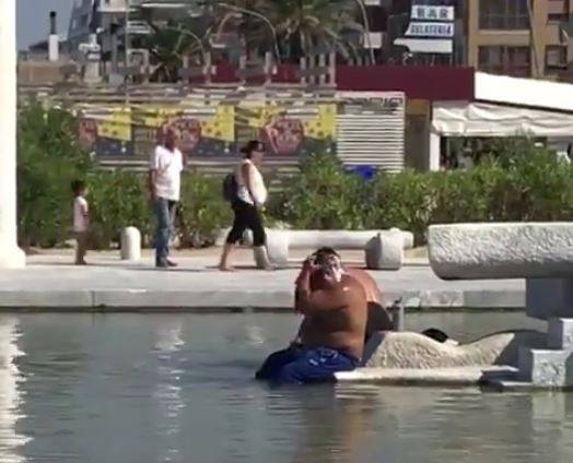 Pescara, due uomini fanno doccia (e shampoo) nella fontana più famosa