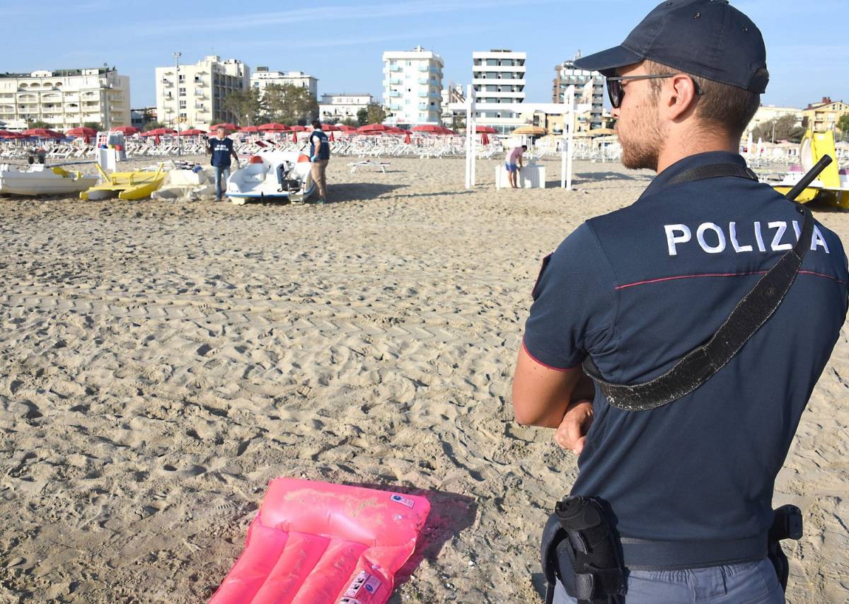 Rimini, turista stuprata dal branco in spiaggia davanti al marito