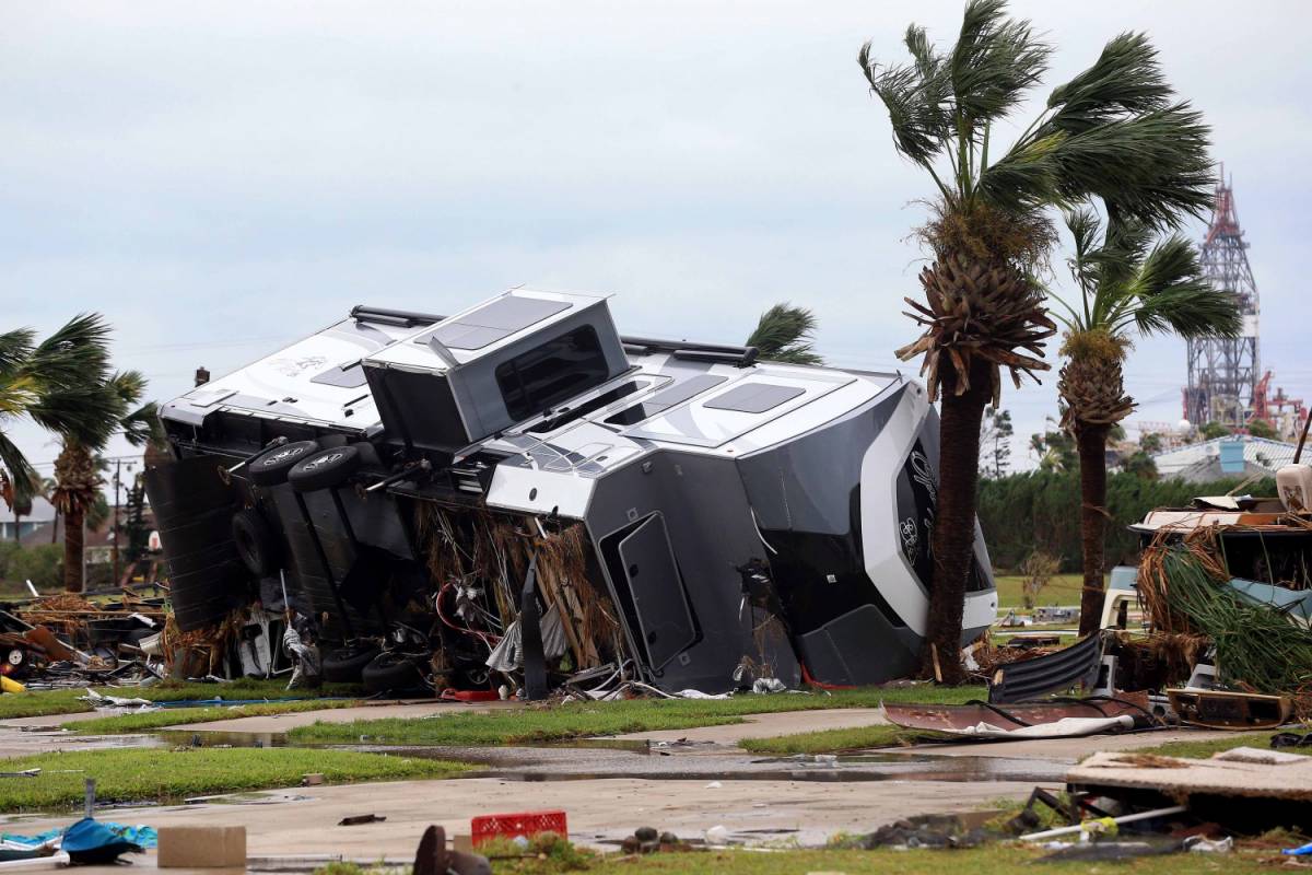 Texas, l'uragano Harvey fa almeno cinque morti