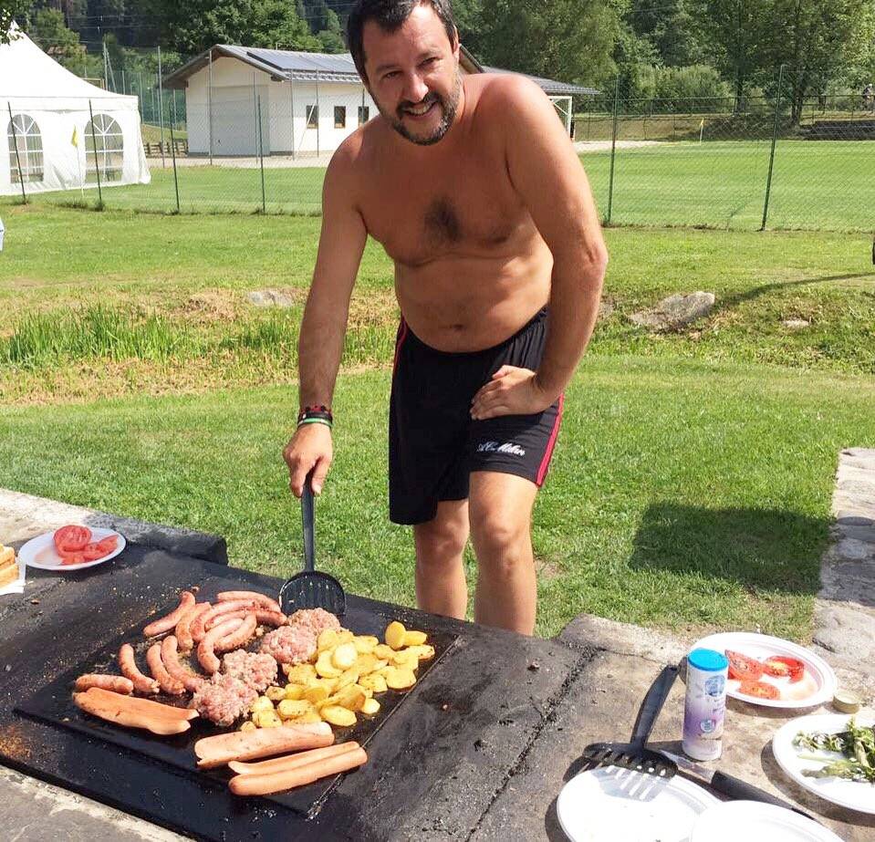 Salvini in campagna "Barbecue in attesa di grigliare Renzi..."