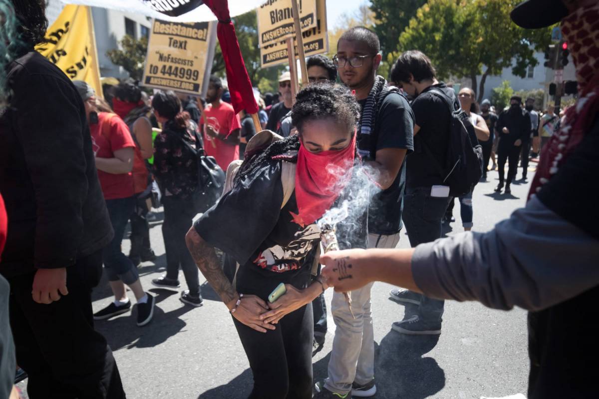 Usa, anarchici e militanti di destra si scontrano a Berkeley