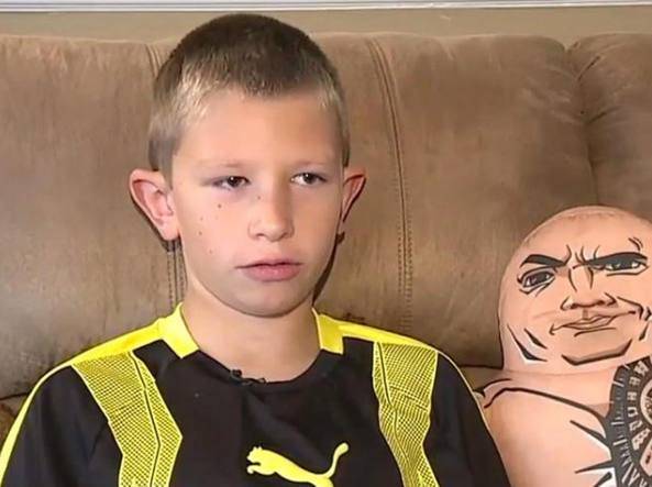 Usa, bambino-eroe salva il fratellino dall'annegamento imitando "The Rock"