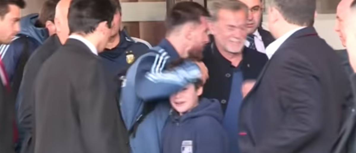 Messi "ferma" la sicurezza per accontentare un bambino