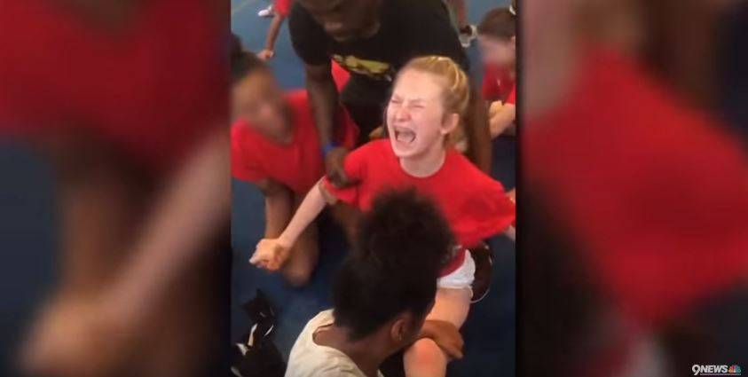 Cheerleader costretta a fare la spaccata urla dal dolore: docente licenziato