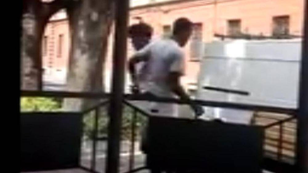 Alessandria, banda di minorenni aggredisce migrante poi pubblica il video su Fb